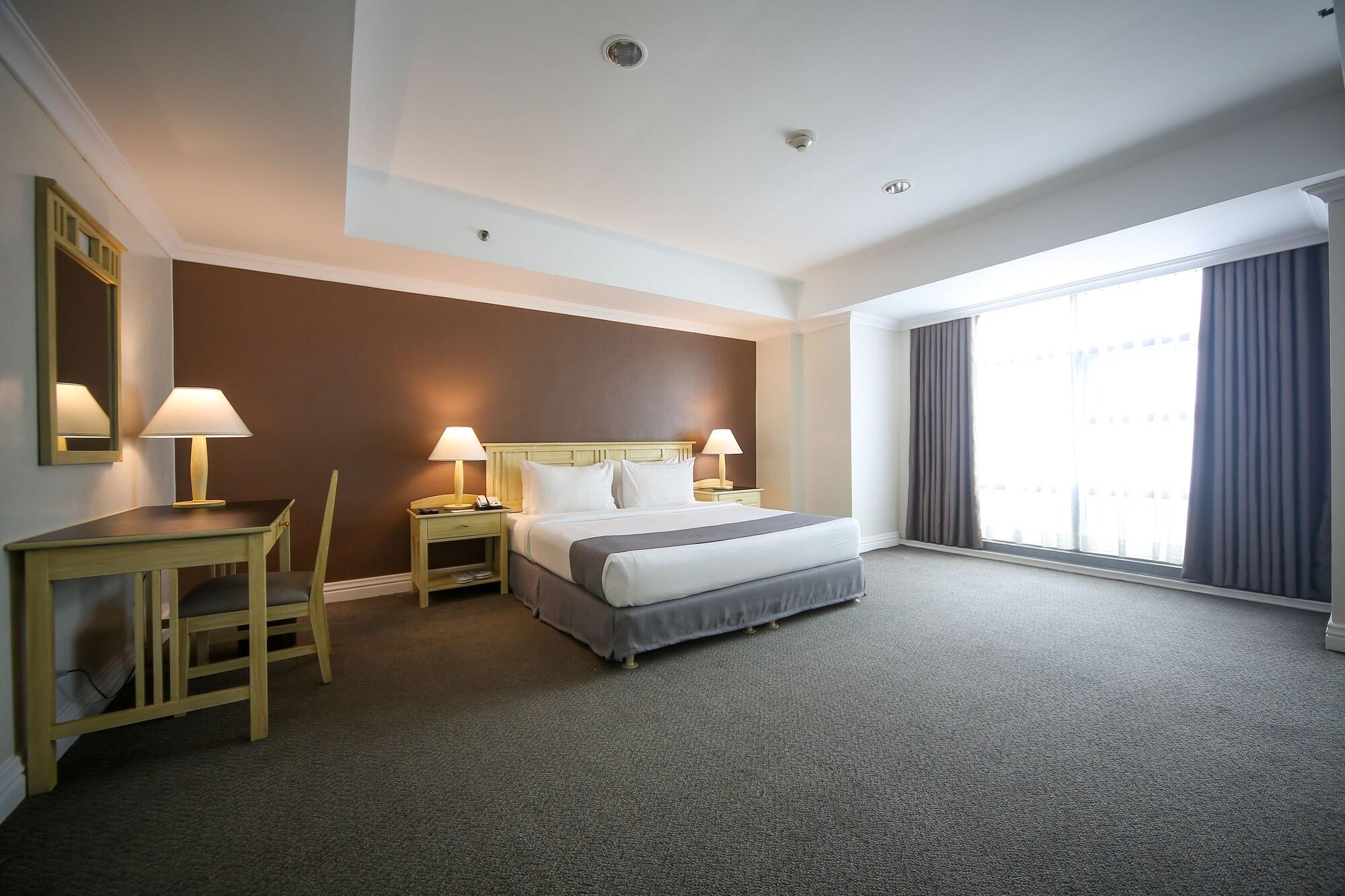 Hotel Infinity Tower 4*
